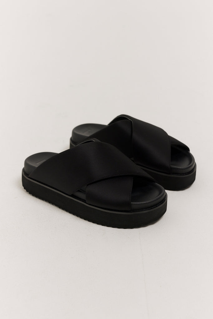 Otonella Slide | Black Chunky Slides | Henne